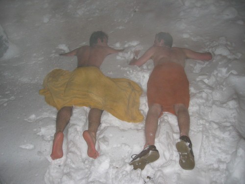 Plongeon dans la neige après le sauna